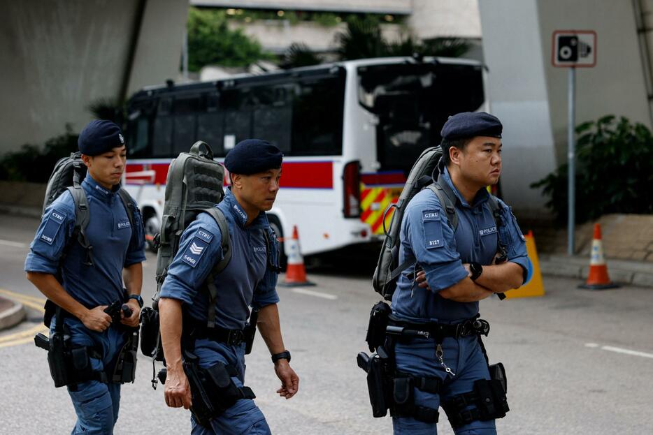 香港の裁判所周辺を警備する警察官＝30日（ロイター＝共同）