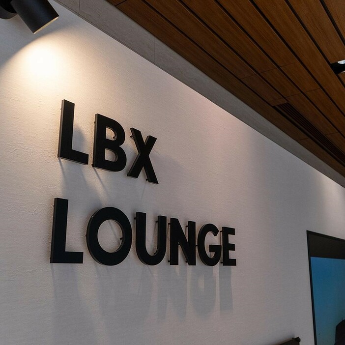 「LBX 」の初期デザインスケッチと御神体と呼ばれるデザインモックなどが展示される。