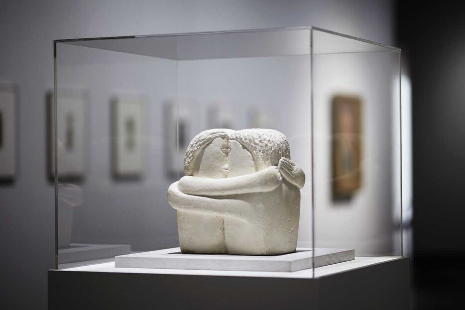 《接吻》1907-1910年。師のロダンも男女の愛情を表現した彫刻を制作したが、ブランクーシのこの作品はより素朴なものを感じさせる。石橋財団アーティゾン美術館蔵。