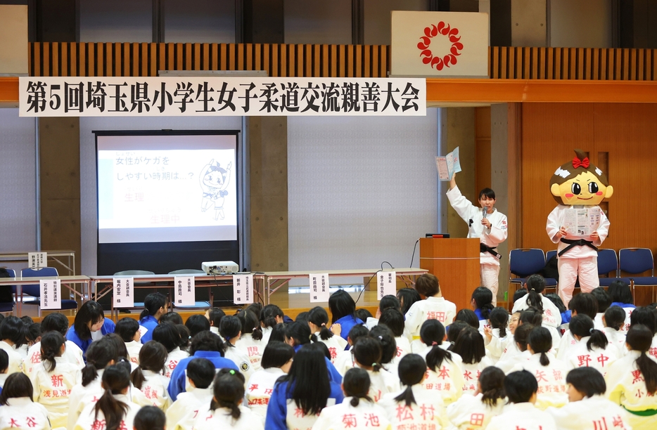 小学生の女子を対象に行っている月経や女性の身体についての講習会の様子