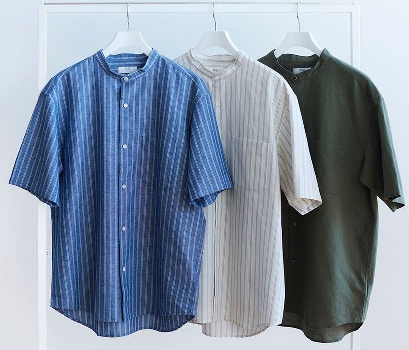［左・中央］「コットンリネンスタンドカラーストライプシャツ（半袖）」［右］「コットンリネンスタンドカラーシャツ（半袖）」ともに2990円／ユニクロ