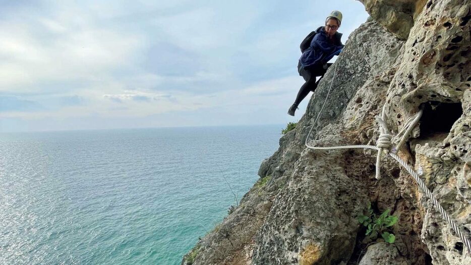 クリスタルクリアな海の上を巡るアラビダ自然公園での「ヴィア・フェラータ」。アドレナリンが溢れ出すこと必至である。