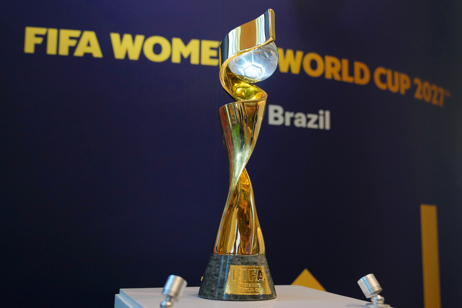 タイ・バンコクで開催された国際サッカー連盟（FIFA）総会で、台座の上に安置された女子サッカーワールドカップのトロフィー（Thananuwat Srirasant - FIFA/FIFA via Getty Images）