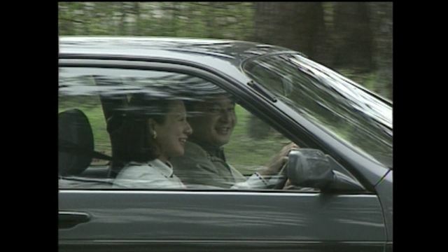 1997年5月　栃木・那須町　助手席に天皇陛下を乗せ運転する皇后さま