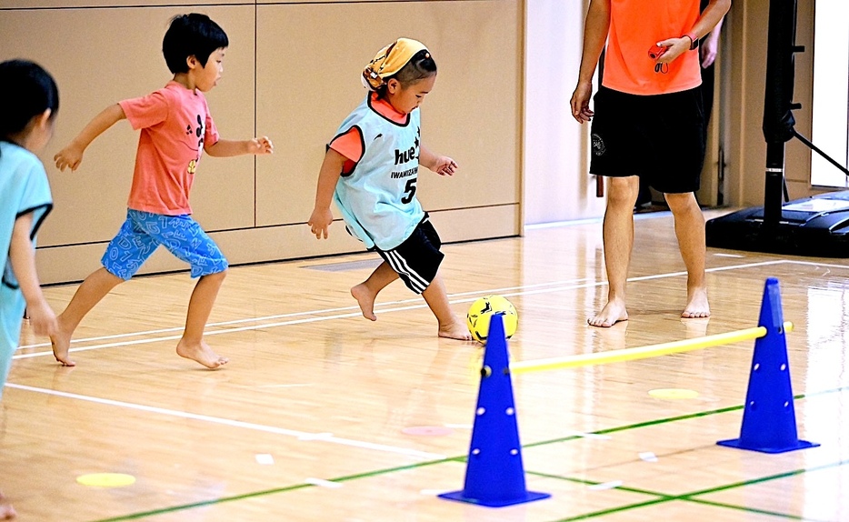 人間の一生において幼少期は運動能力の形成に大切な時期。「プレイ（楽しむこと）重視の運動」を経験させることが重要（写真提供＝SLDI）