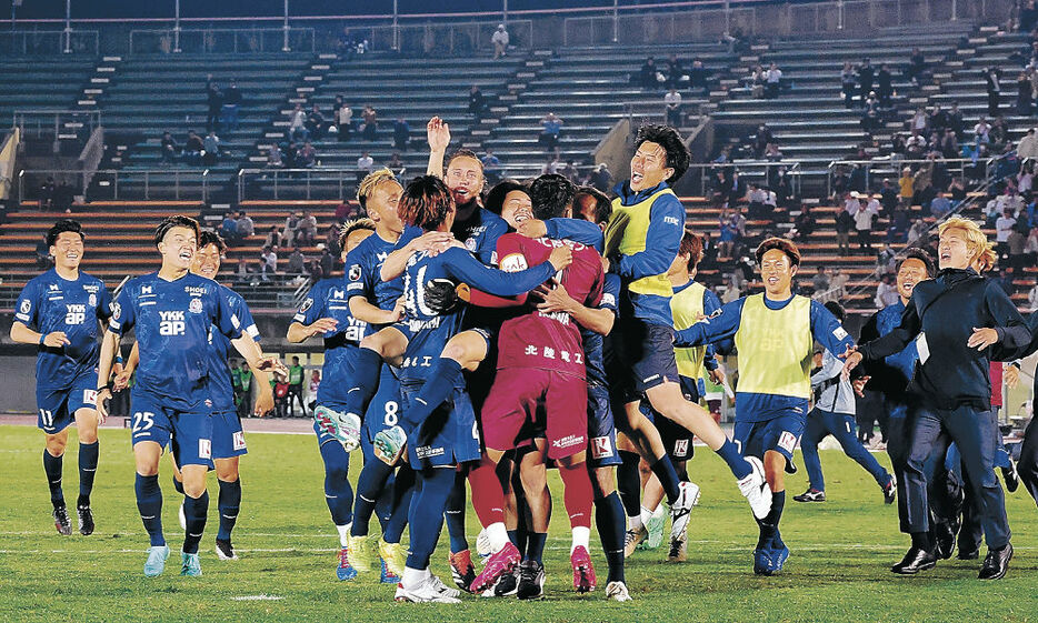 神戸を下して富山の選手が歓喜の輪をつくった＝富山市の富山県総合運動公園陸上競技場