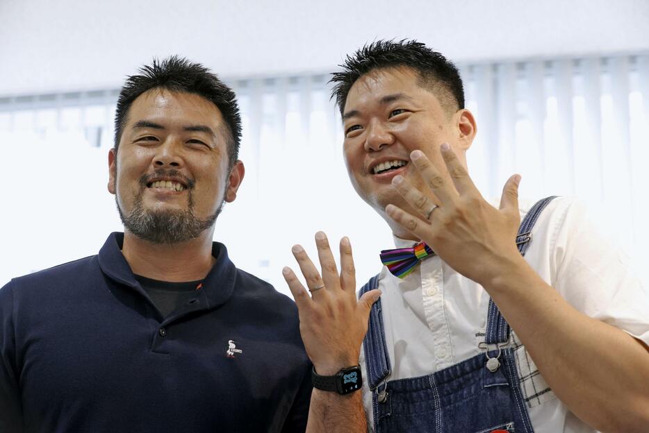 記者会見に先立ち、写真撮影に応じる松浦慶太さん（右）と藤山裕太郎さん＝28日午後、長崎県大村市