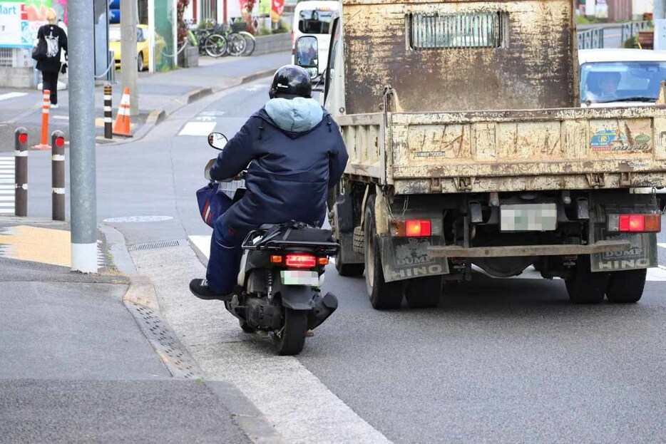 バイクですり抜けをすると、右折車から認知されづらいケースも多い