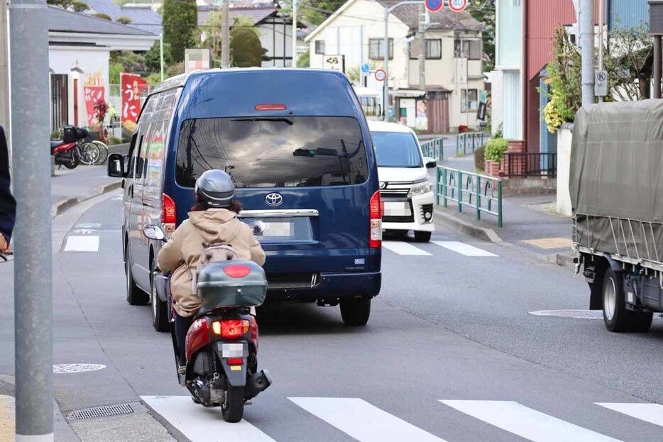 自分のバイクが、ほかのクルマの死角に入っていないかは意識したい