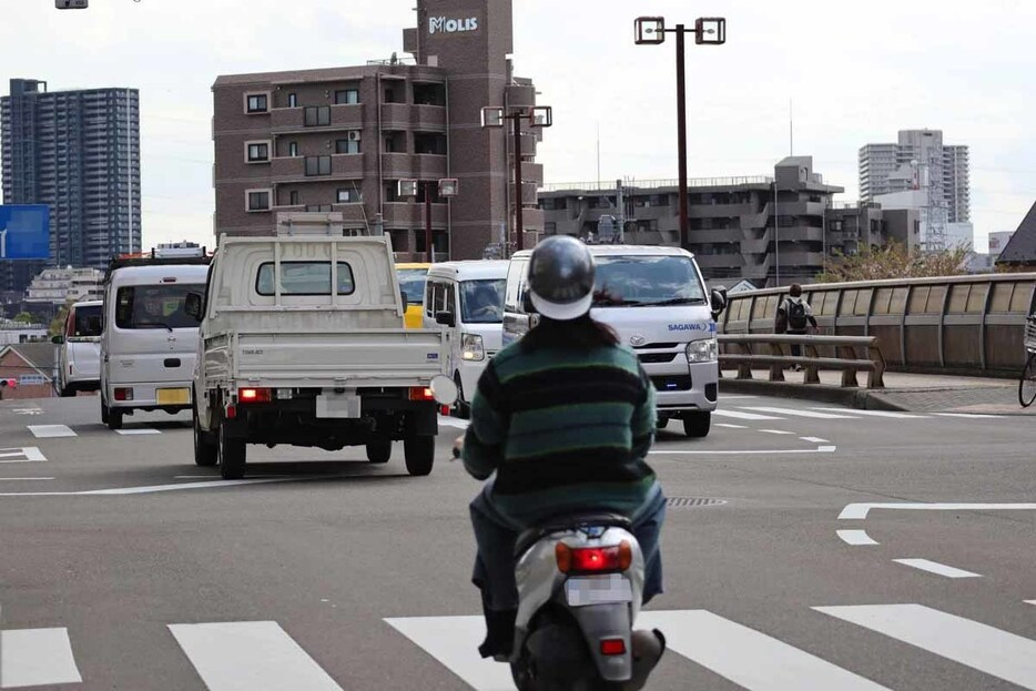 右直事故は、ドライバーから見て、直進中のバイクが実際の位置より遠くにいるように感じることで起こるケースもある