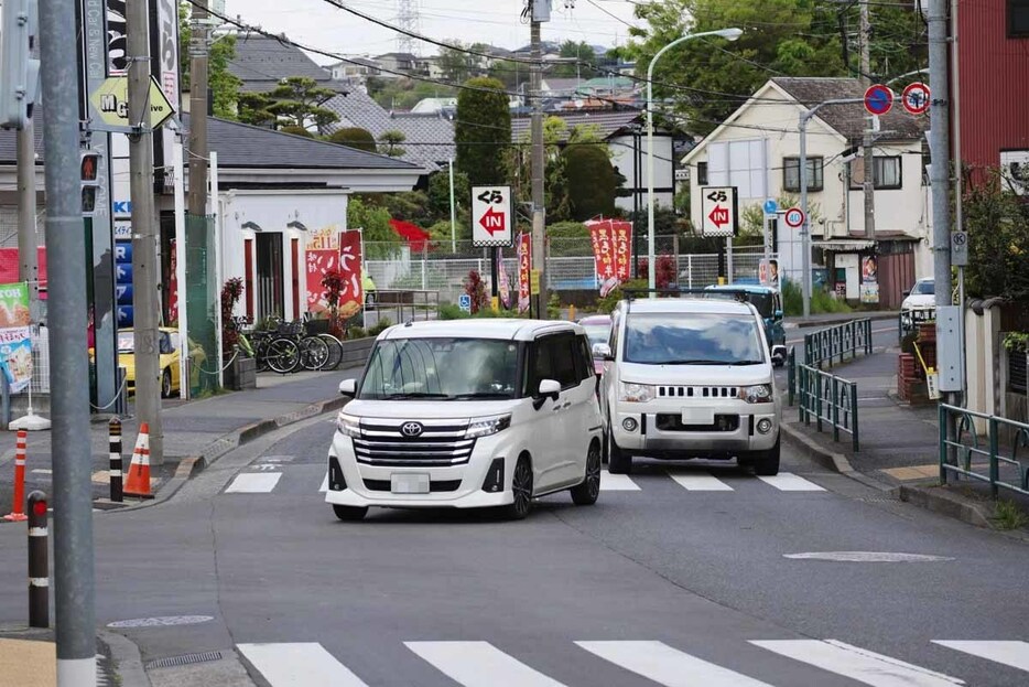 右折待ちのクルマがいたら、「あのクルマは急に曲がってくるかもしれない」といった心構えを持つことも大切