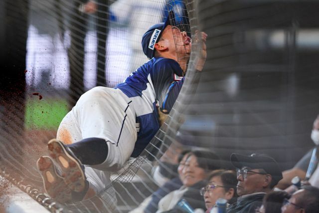 ファウルボールを追いフェンスに激突する西武の村田怜音選手(写真:時事)