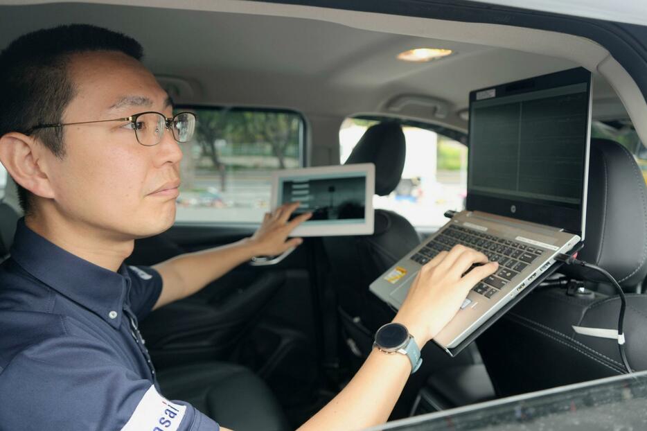 スケルカーの車内で機器を操作する「ジオ・サーチ」の岡村雅俊さん＝14日、台湾東部・花蓮（共同）