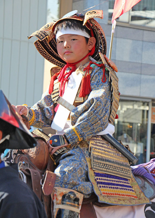 甲冑姿の子どもらが馬に乗り、中心市街地を巡行した春の駒形祭・子供騎馬武者行列