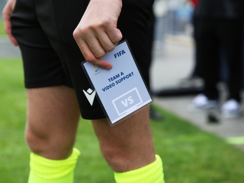 FIFAユース杯で使用されたリクエスト用のカード(Getty Images)