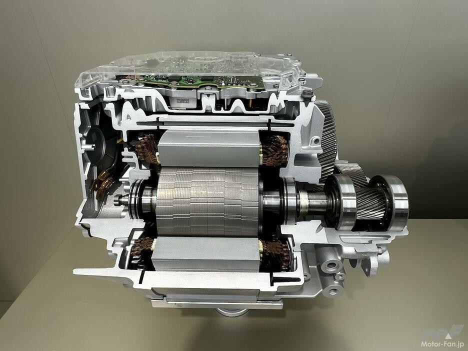 V6モーター 21000rpm/299PS/220kW/400Nm