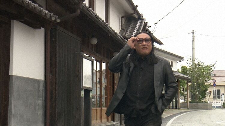 独自の視点で町の魅力を探すロバート秋山。(c)NHK