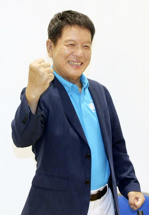 東京都知事選への立候補を正式に表明し、ポーズをとる清水国明氏＝30日午後、都庁