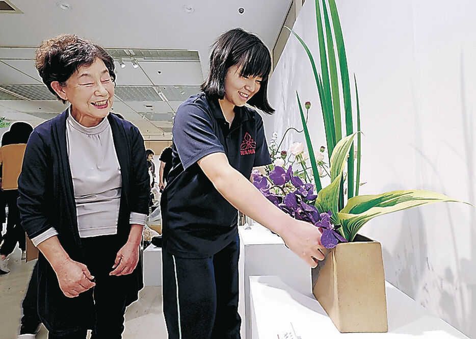 祖母と一緒に感謝の気持ちを込めて花を生ける蓮本さん