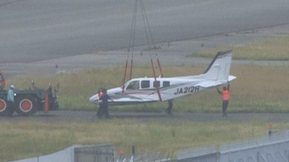 滑走路から移動する小型機（31日午後）