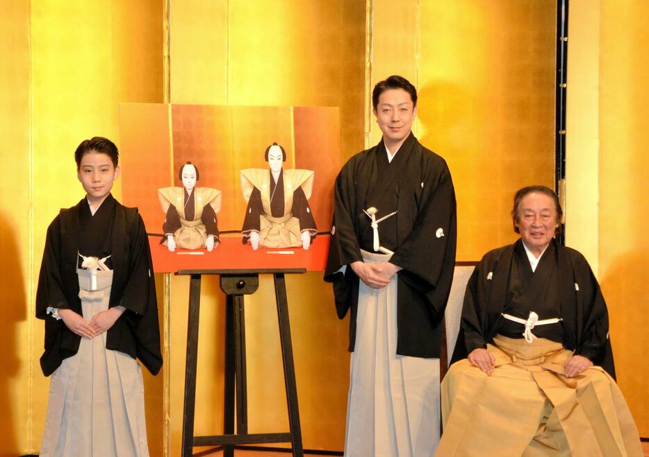 　襲名披露を発表の会見に出席した（右から）尾上菊五郎、菊之助、丑之助