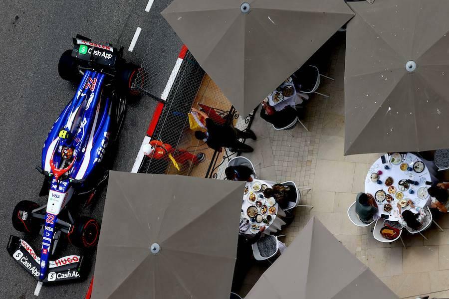 F1モナコGPでレストランのすぐ横を駆け抜ける角田裕毅（RB）(C)Red Bull Content Pool