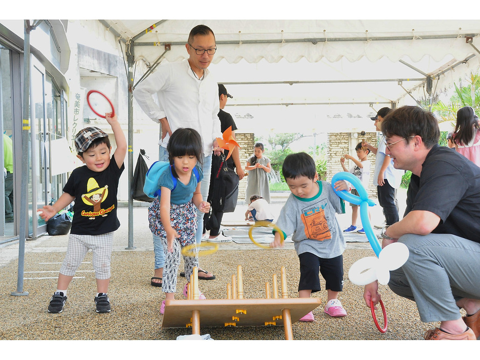 体験ブースで輪投げを楽しむ子どもたち＝3日、鹿児島県奄美市笠利町