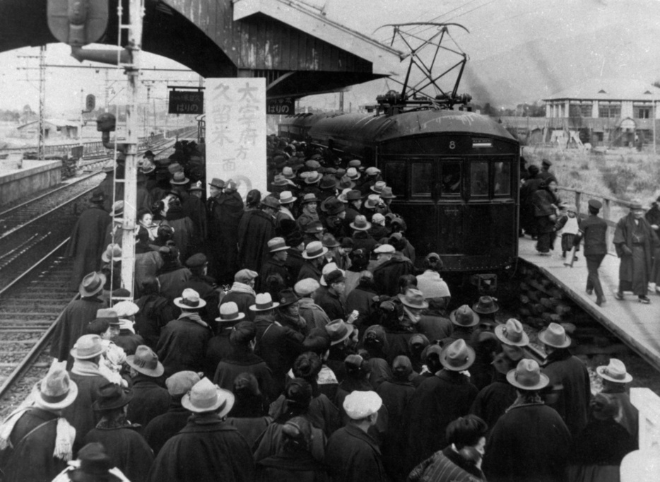 1935年ごろに撮影された九州鉄道（現・西日本鉄道）の二日市駅。太宰府行きの乗り場には多くの人が集まっている（同社提供）