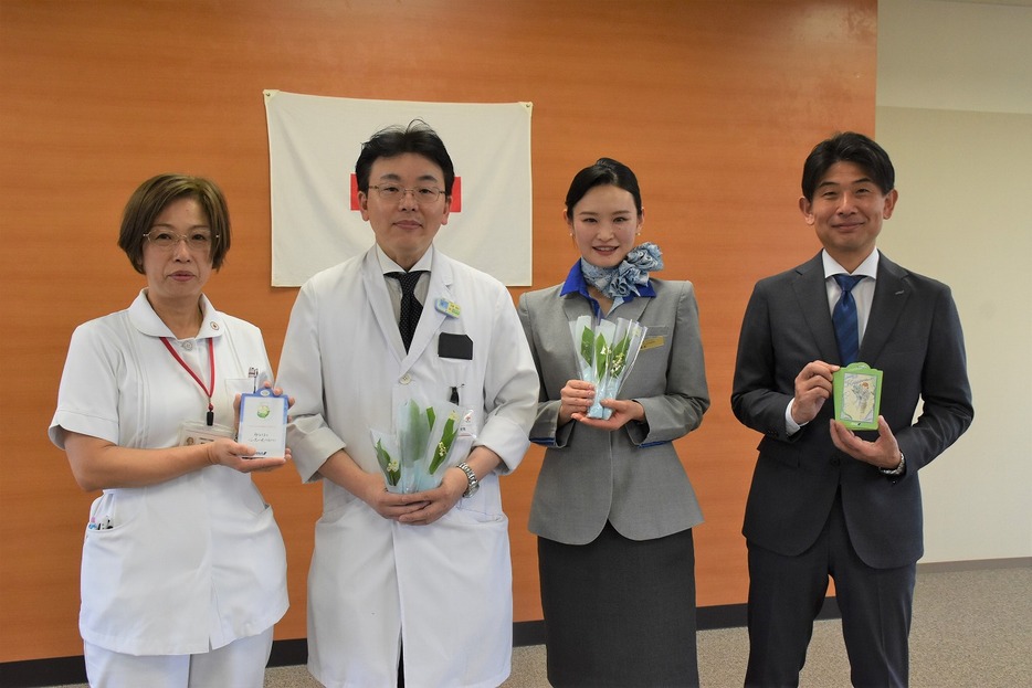 スズランの花を贈った藤原さん（右から2人目、小野田赤十字病院で）