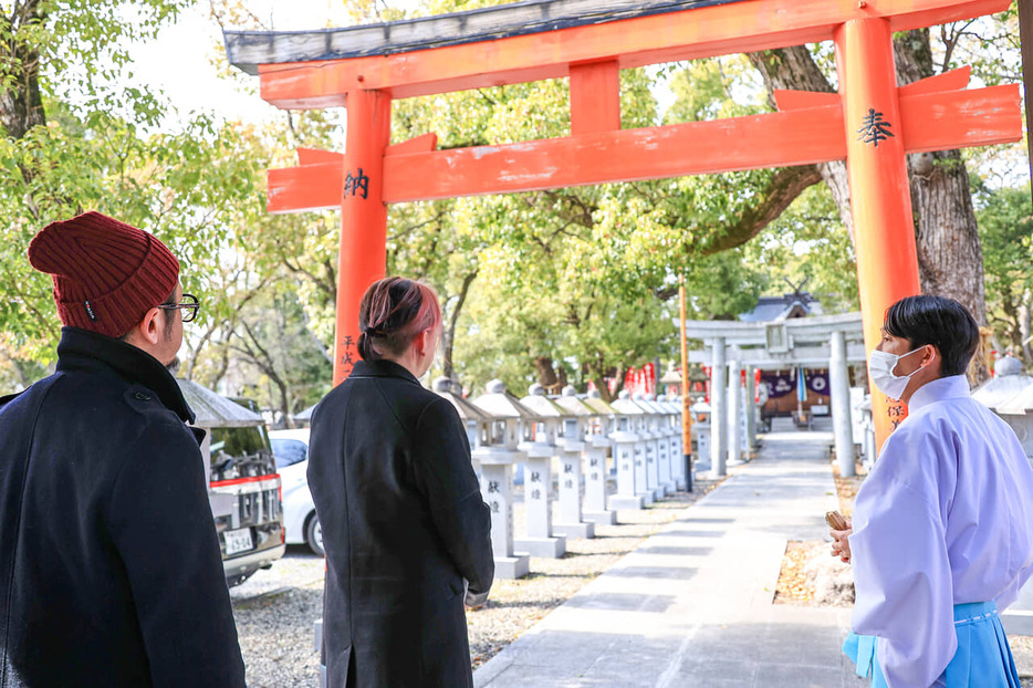 古くから多くの人々の心の拠り所だった信太森葛葉稲荷神社。ここには大河ドラマ『光る君へ』や映画『陰陽師０』でも人気の安倍晴明の母にまつわる伝説が残されている