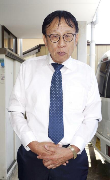 取材に応じる岐阜県美濃加茂市議会の永田徳男副議長＝8日午後、岐阜県美濃加茂市