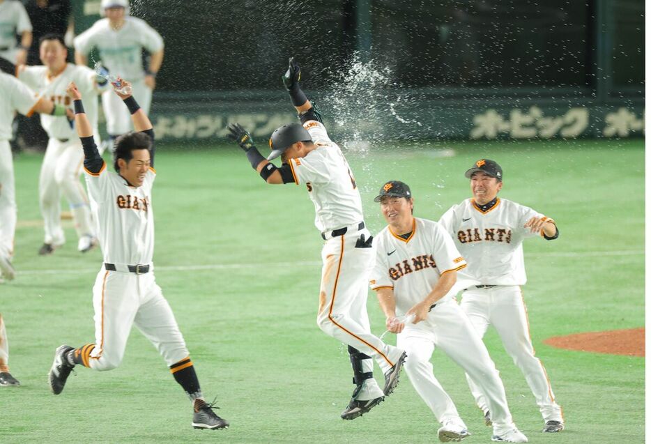 １２回１死二塁、サヨナラ二塁打の吉川尚輝はナインから祝福を受ける（カメラ・上村　尚平）