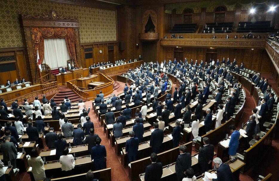 改正雇用保険法が可決、成立した参院本会議＝10日午前