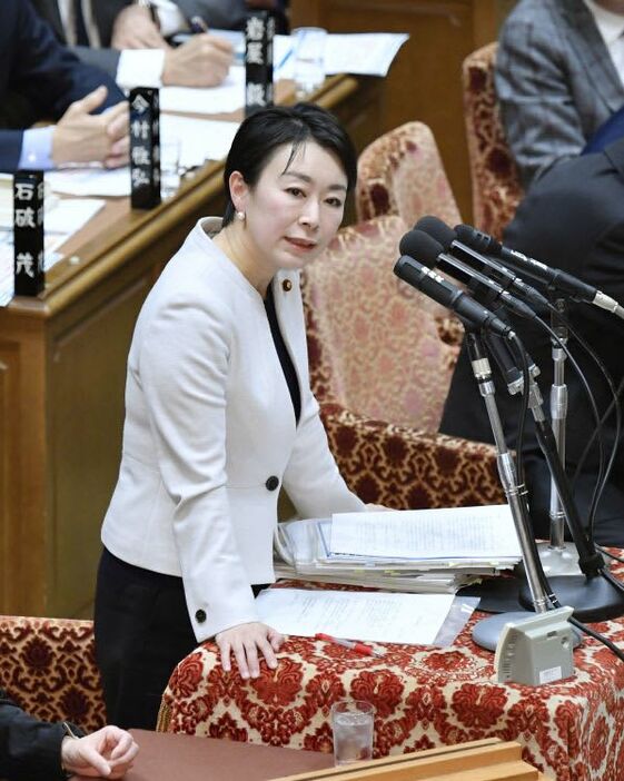 衆院議員時代に予算委で質問する菅野氏＝２０２０年