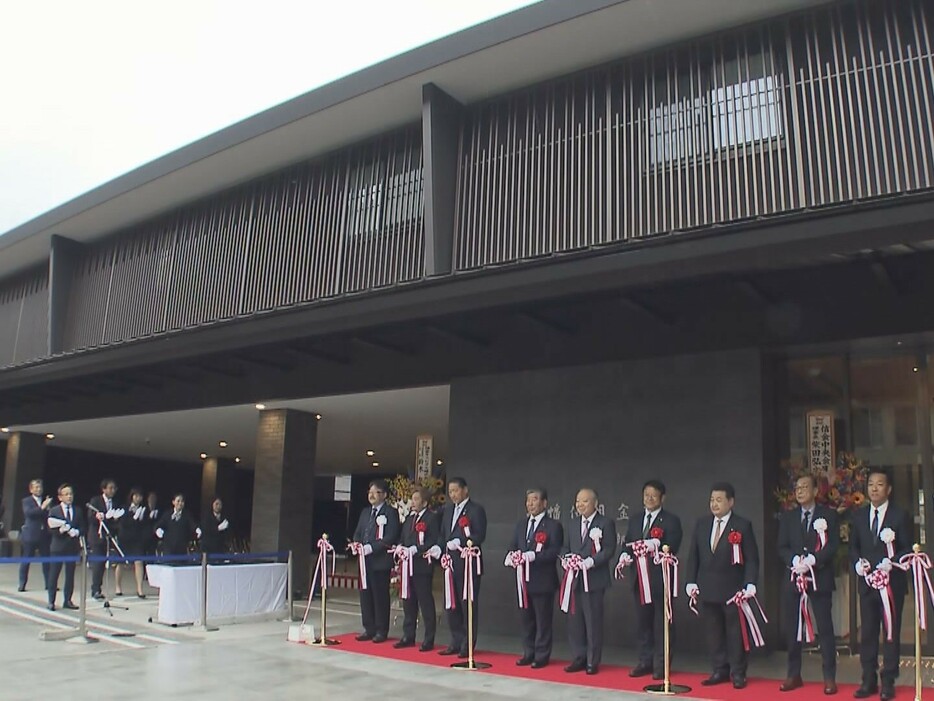 岐阜県郡上市にオープンした八幡信用金庫の本店営業部 2024年5月27日