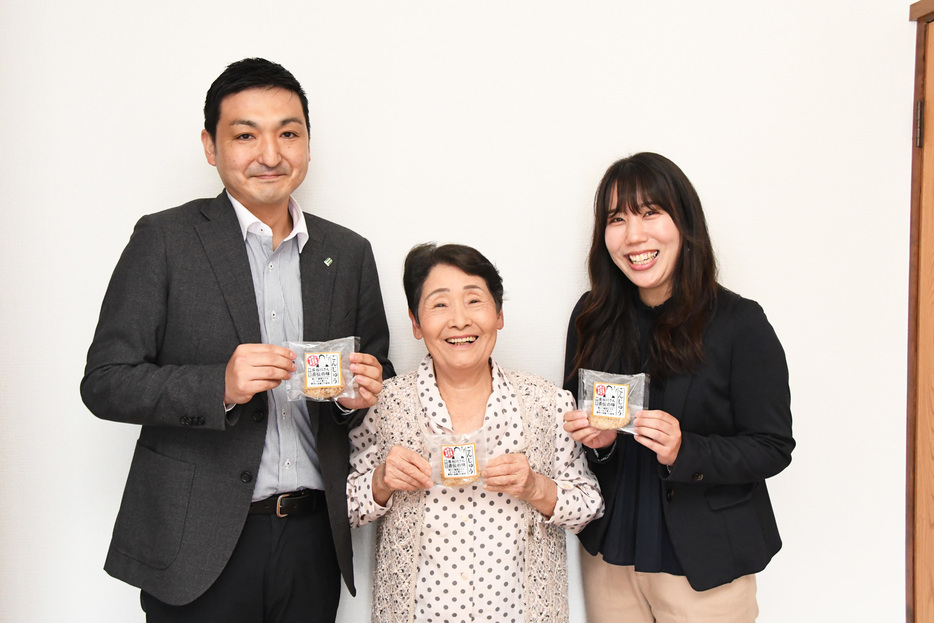 商品を手に（左から）小谷田さん、長谷川さん、田村さん＝館山