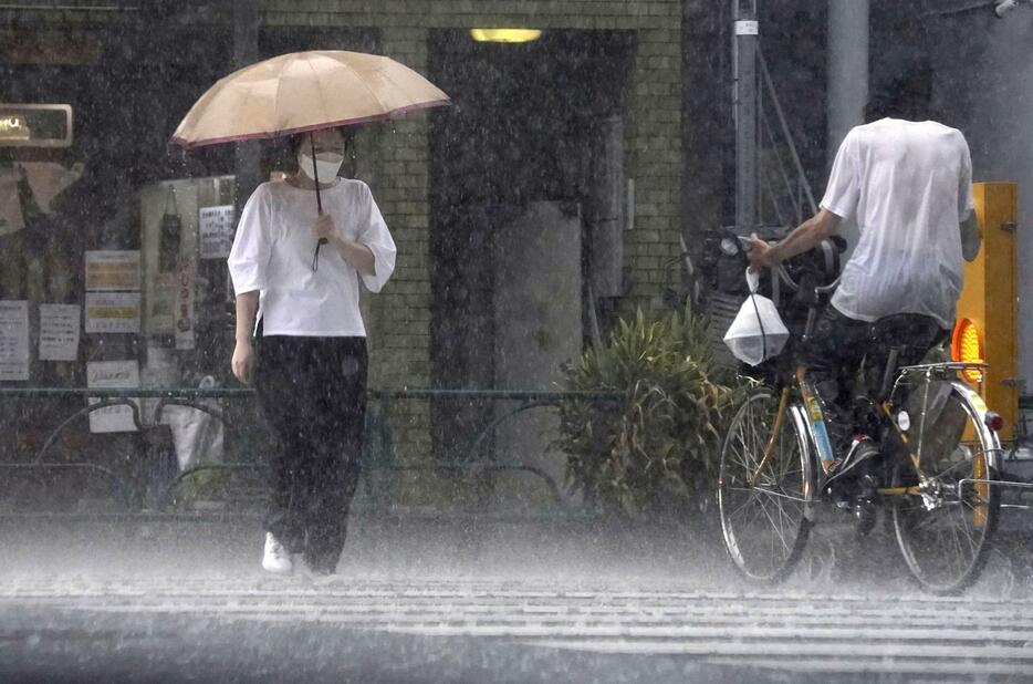 激しい雨＝2023年8月、東京・渋谷