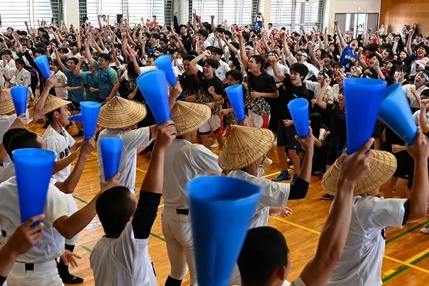 県総体での健闘を誓い合う高校生たち＝１７日、那覇市の小禄高校