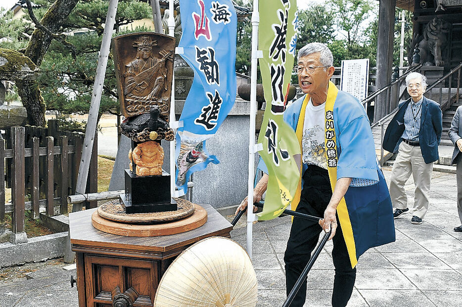 山車の巡行を始めた田代さん＝射水市の放生津八幡宮