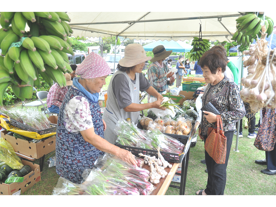 地場産農産物などが人気を集めたアマンディー市＝5日、鹿児島県奄美市笠利町