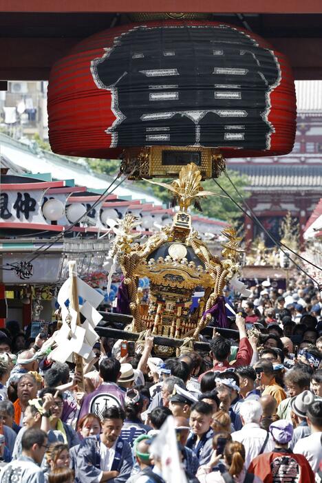 東京・下町の初夏の風物詩、浅草神社の三社祭で、浅草寺の雷門をくぐるみこし＝18日午後、東京都台東区