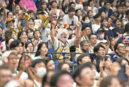 琉球ゴールデンキングスの得点に喜ぶブースター＝２６日、横浜アリーナ（竹花徹朗撮影）
