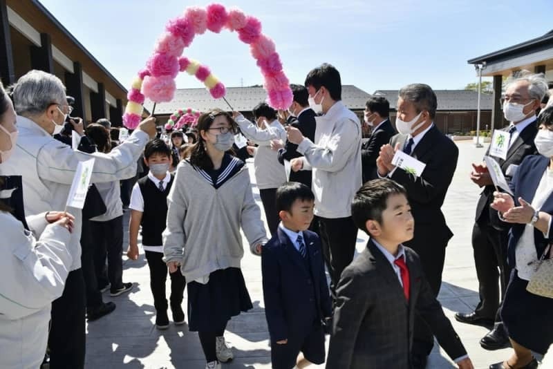 町内で事故後初めて学校が再開し、出迎えを受けるこどもたち＝２０２３年４月１０日、福島県大熊町