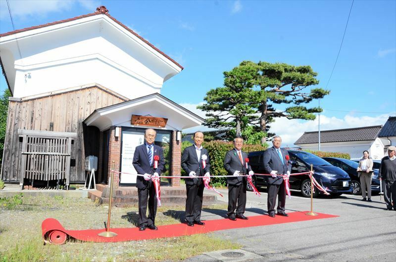 テープカットする（左から）佐川教育長、佐藤会長、遠藤市長、小林議長