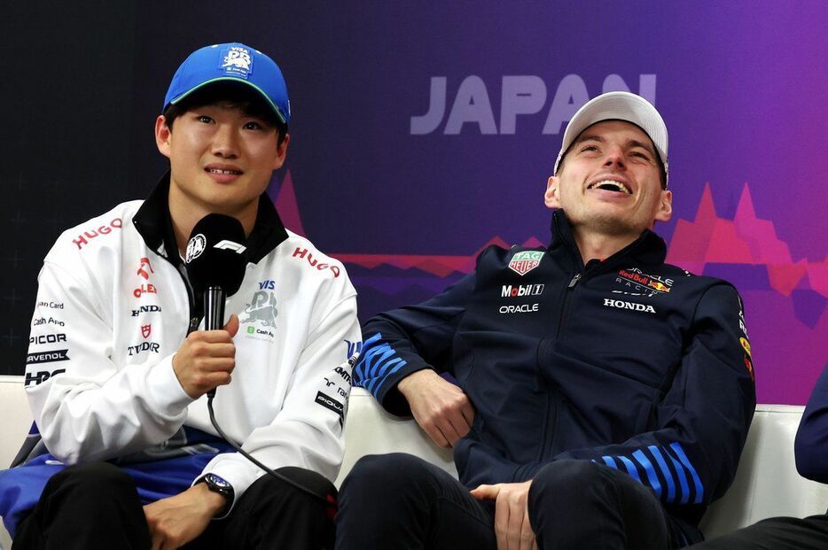 FIA会見に首席する角田とフェルスタッペン（写真は日本GPの時のモノ）