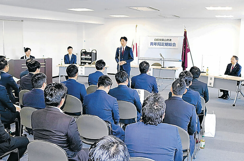 あいさつする大門局長＝富山市の県民会館