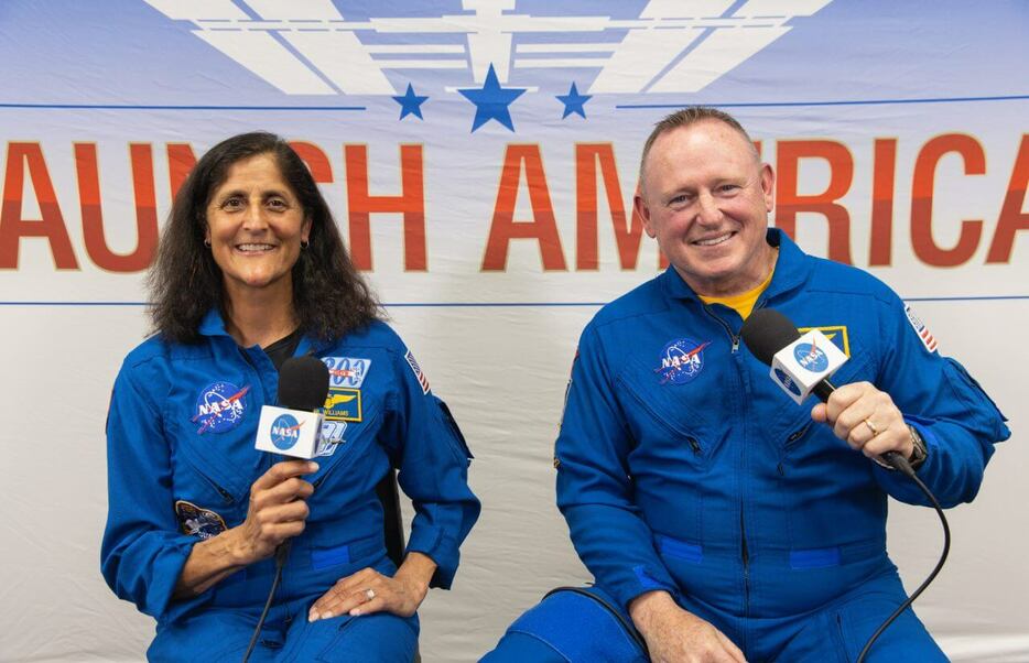 ケネディ宇宙センターの施設内からメディア向けのバーチャルイベントに参加したアメリカ航空宇宙局（NASA）のバリー・ウィルモア宇宙飛行士（右）とスニータ・ウィリアムズ宇宙飛行士（左）。アメリカの現地時間2024年5月1日撮影