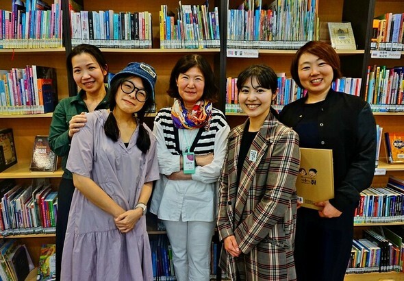京畿道坡州市金村洞の金村虹の小さな図書館で蔵書委員として活動する結婚移住女性たちが9日、図書館でポーズを取っている。左からチョン・イルさん、カン・ガヘさん、司書のキム・ウニョンさん、ニカミユリエさん、イイヅカサヤカさん=イ・ジュンヒ記者