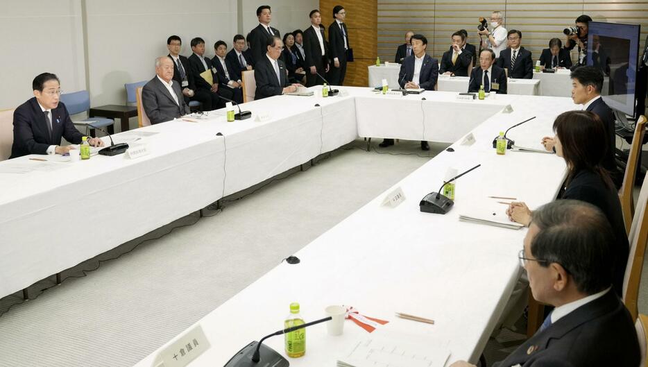 首相官邸で開かれた経済財政諮問会議＝10日午後