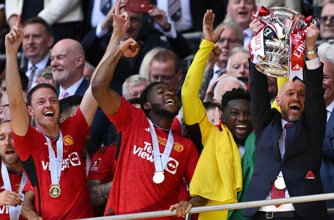 FAカップのトロフィーを高々と掲げるテン・ハーフ監督。(C)Getty Images